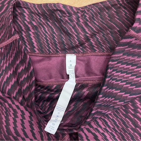 Lululemon Burgundy Black Pattern Crop Leggings 6 - Picture 3 of 4